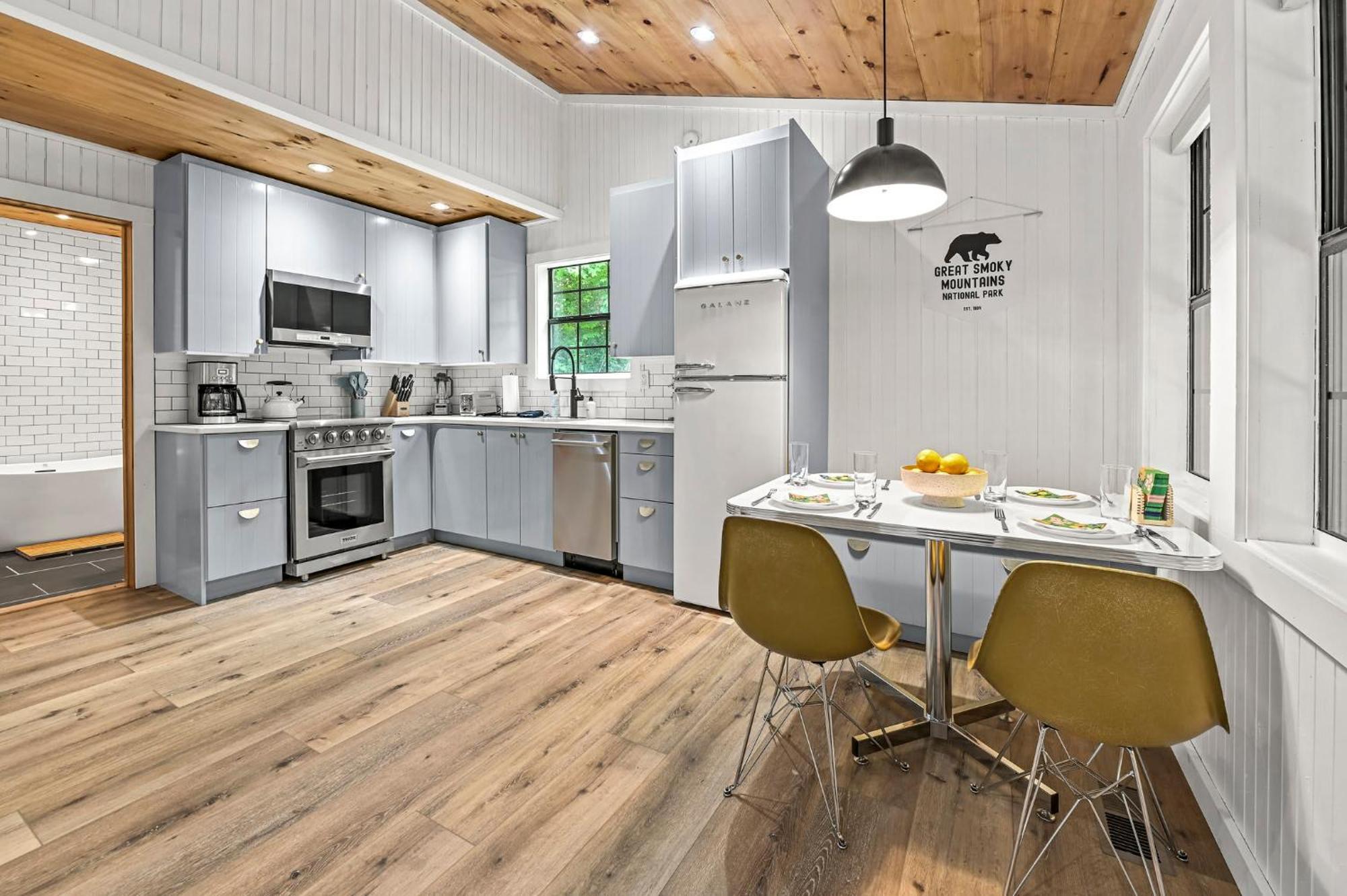 Smoky Mountains Hut Tub Cabin Dog Friendly Севьервилл Экстерьер фото