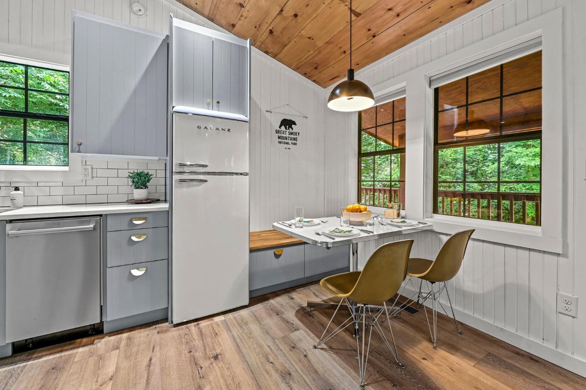 Smoky Mountains Hut Tub Cabin Dog Friendly Севьервилл Экстерьер фото